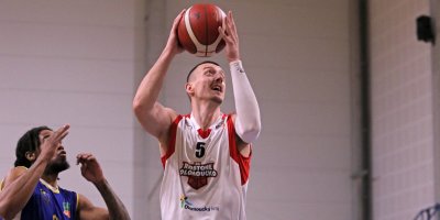 Basketbalisty posílí Tkadlec, novou smlouvu podepsal Kněževič