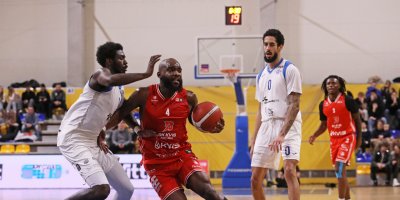 Těsná porážka uzavřela základní část Maxa NBL